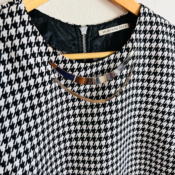 Mustard Seed Gold Neck Plated Houndstooth Quilted Short Sleeve Zip Crop Blouse - Picture 3 of 8
